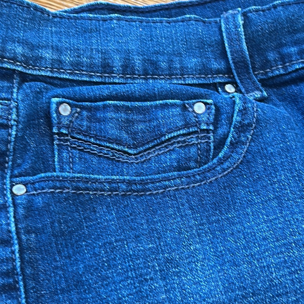 Levi’s 515 Women’s Shorts. Blue denim, with cute details on pockets. Size 12. - Picture 7 of 13